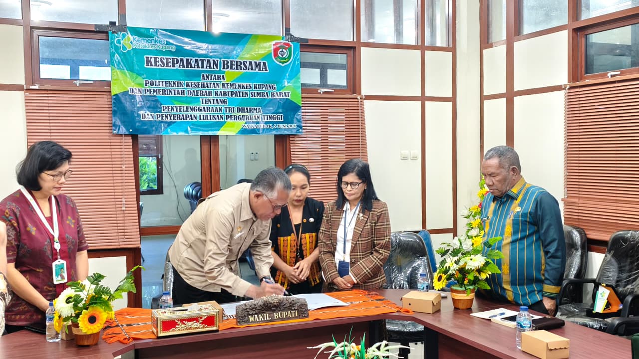 Penandatangan Perjanjian Kerja Sama antara Poltekkes Kemenkes Kupang dan Pemda Sumba Barat